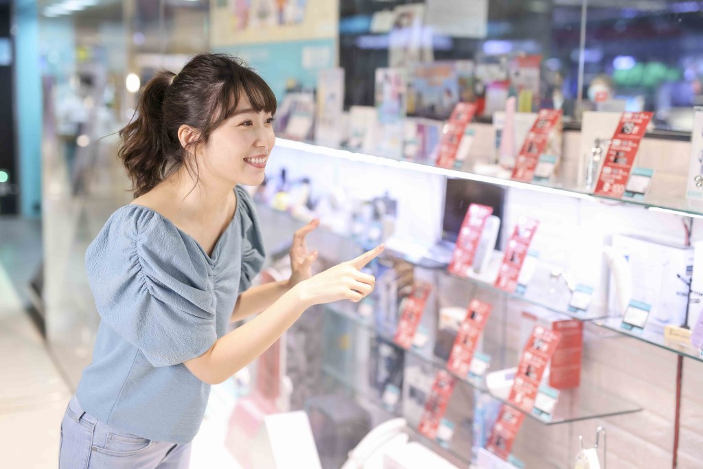 MTR Mobile App會員於德福廣場、青衣城及PopCorn累積消費滿1,500元，就可以換到200元現金券。