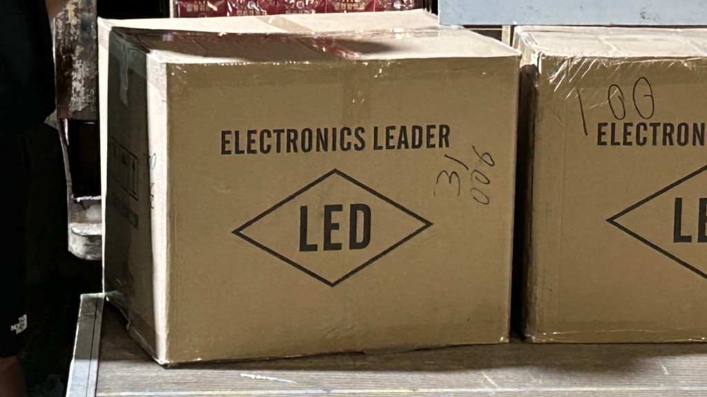 不法份子趁晩間時份，其他租戶離開工廈後處理這批私煙，而且重新包裝，紙箱寫有「LED」、「Electronics」等字眼，估計是偽裝成一般電子貨物，在區內運送。