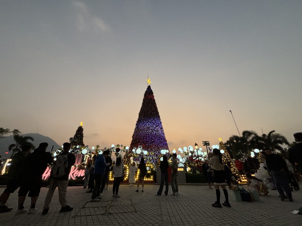 小鎮主角「巨型聖誕樹」高逾20米，十分矚目。吳艷玲攝