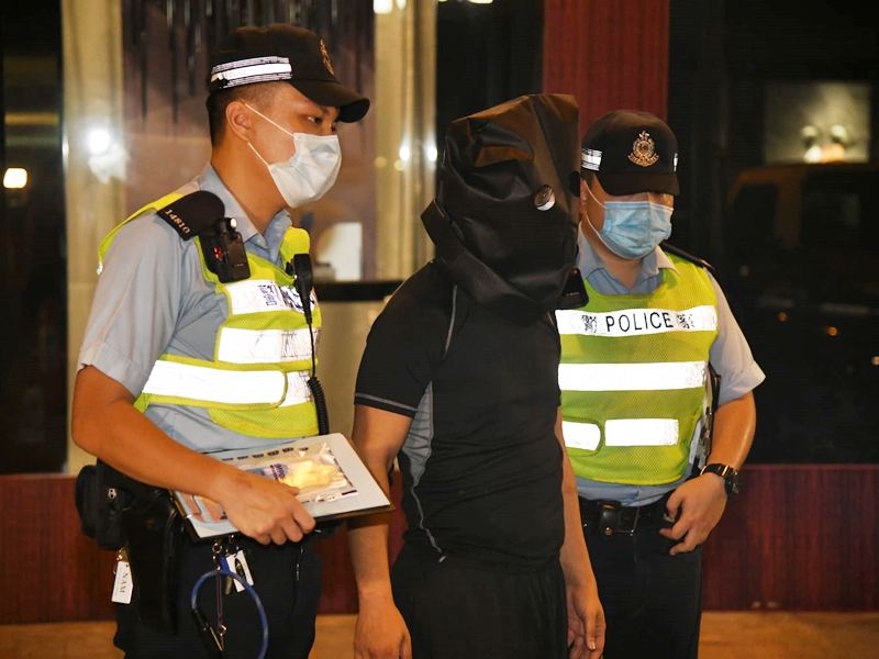 31歲姓陳男司機(中)涉嫌危險駕駛及在藥物影響下駕駛被捕。