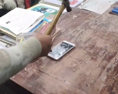 湖南老師為警示學生用錘砸自己不用的舊手機。