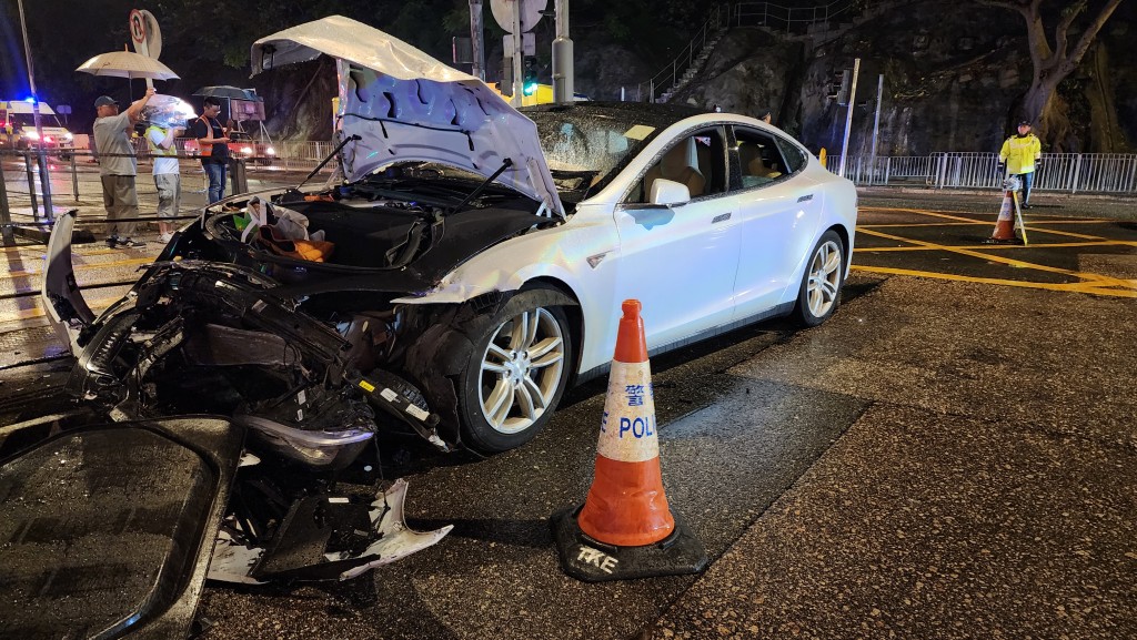 Tesla車頭盡毀。黃文威攝