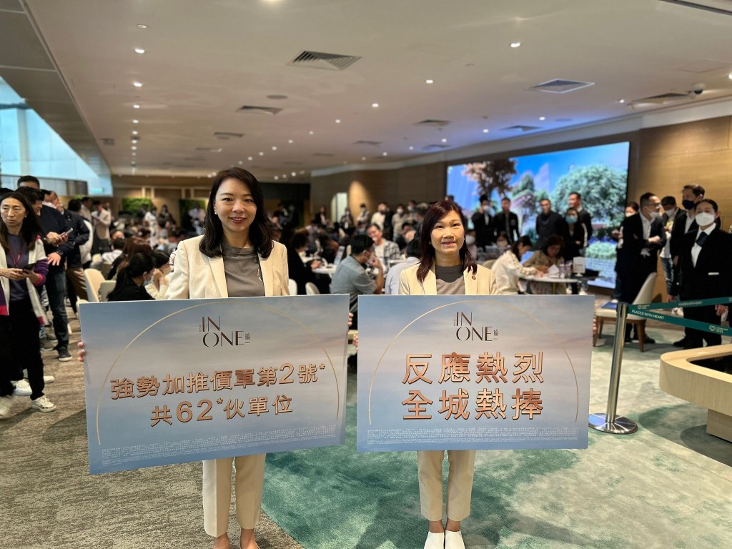 華懋封海倫(左)表示,瑜一第IB期原價加推第二張價單62伙,暫收逾3000票,旁為陳慕蘭。