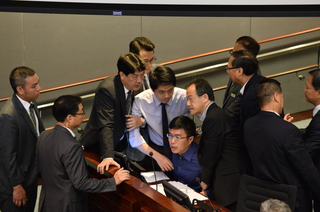 葉劉淑儀驅逐區諾軒(深藍衣)離開時,民主派議員上前包圍,阻止保安行動。