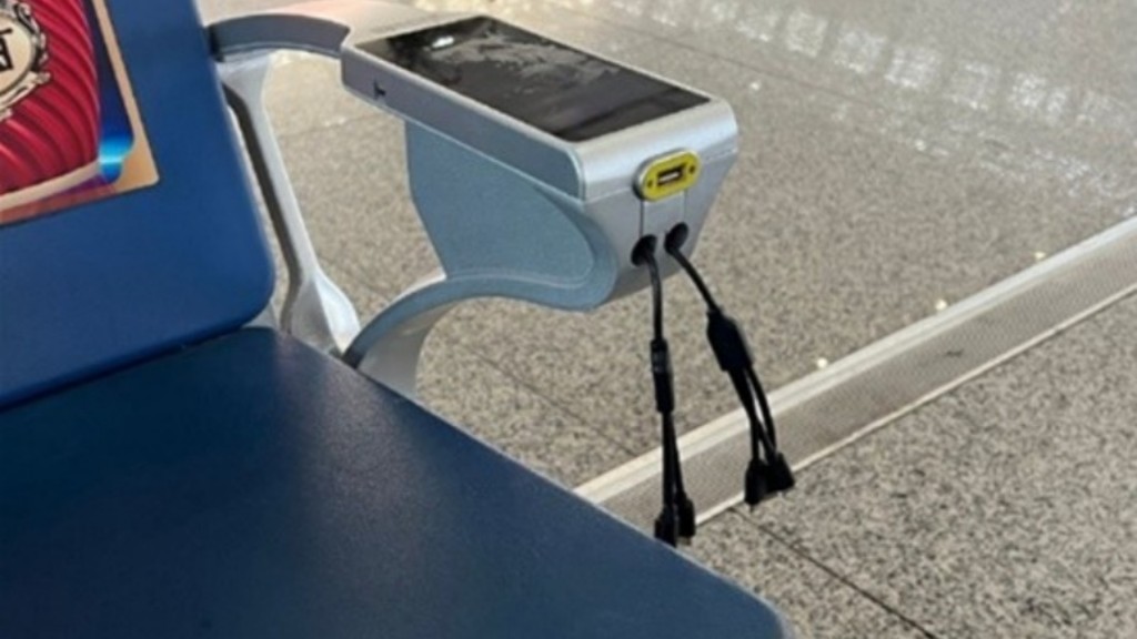 有旅客投訴在南京南站候車大廳未能找到充電插座。