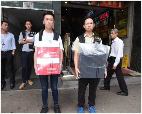 警方在涉案財務公司檢獲文件。
