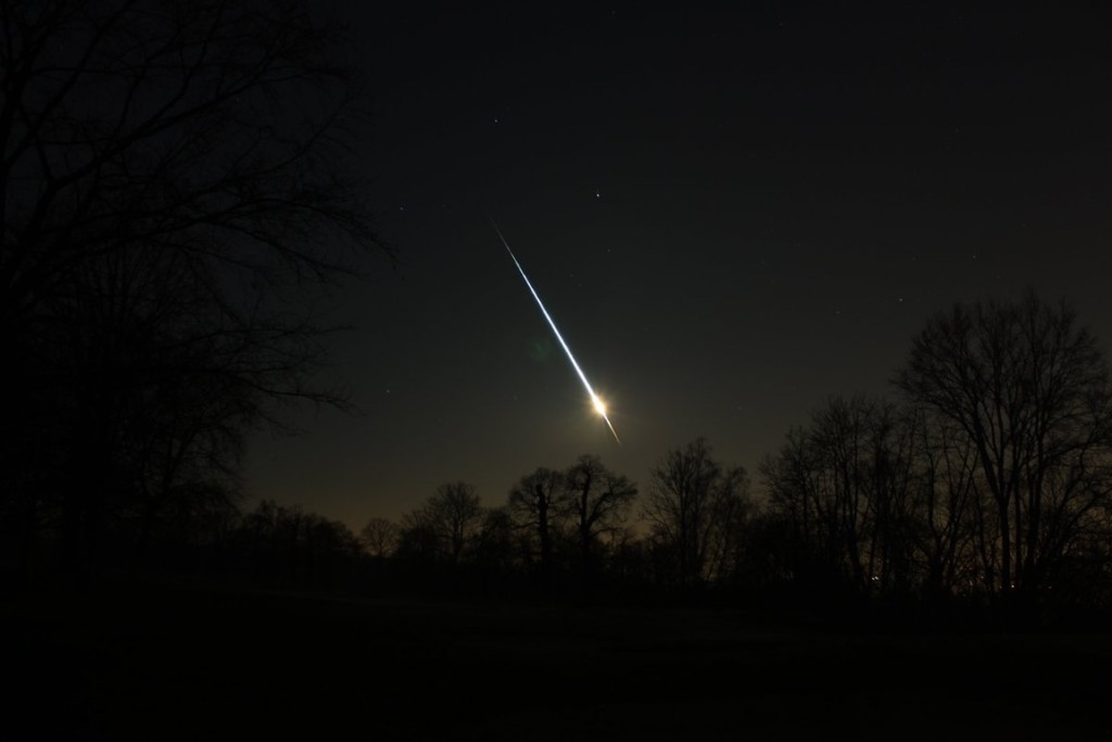 各地民众捕捉到小行星「Sar2667」撞地球瞬间的美景。 网上图片