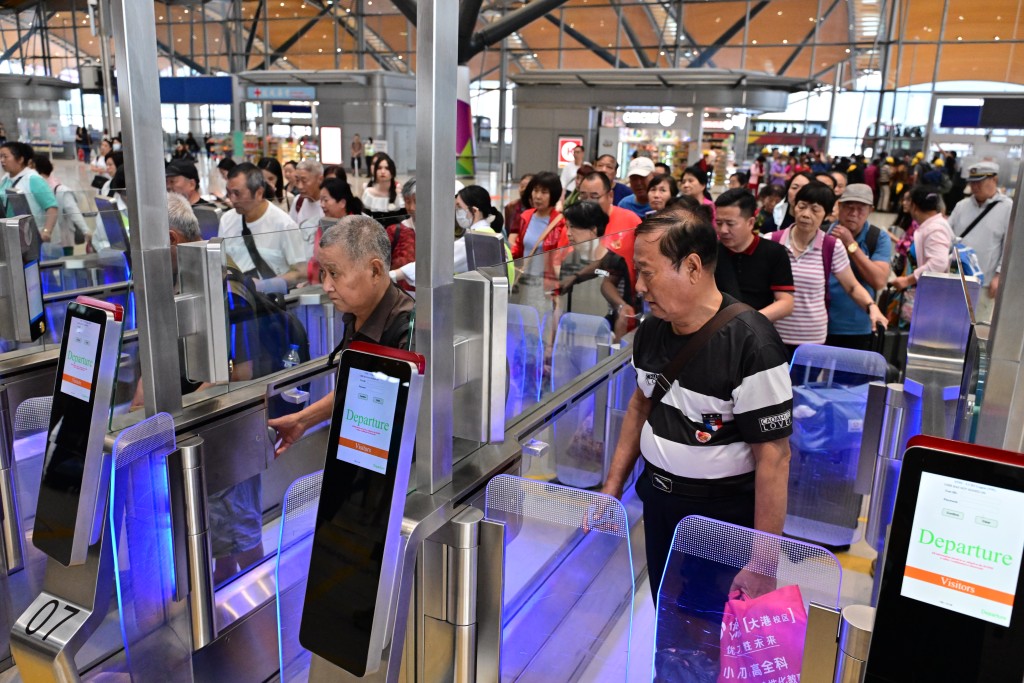 入境处预计将会有约590万人次经各管制站进出香港。