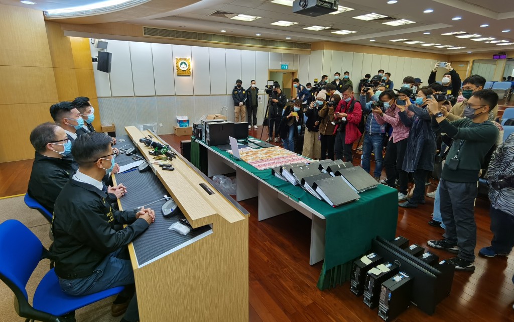 去年1月28日陳榮煉等人被捕後移送檢察院圖片。