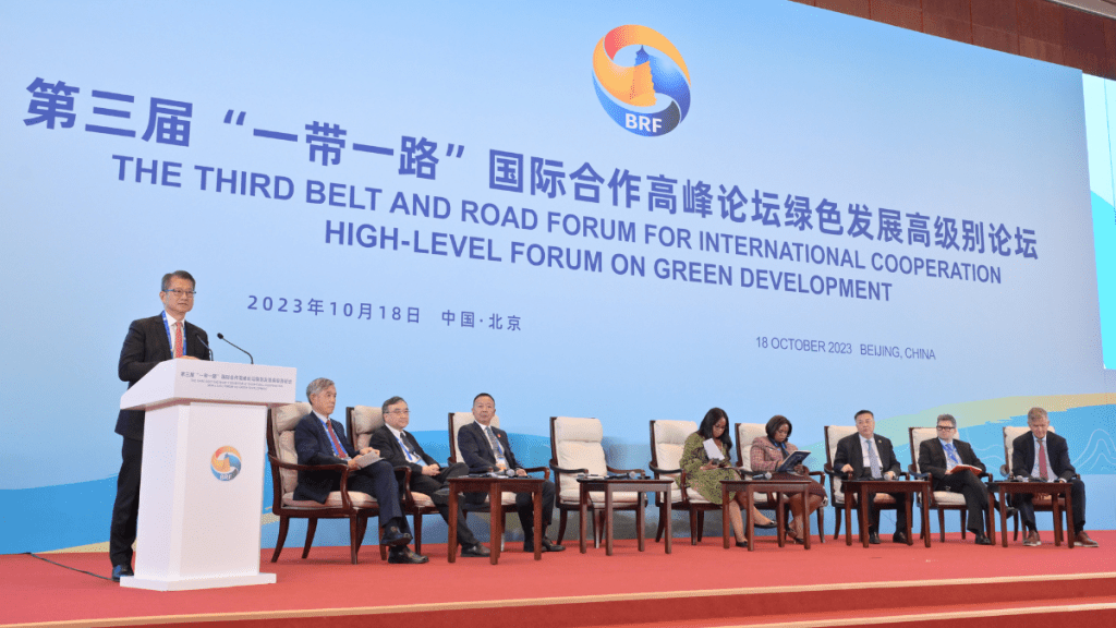 財政司司長陳茂波上周三在北京出席第三屆「一帶一路」國際合作高峰論壇綠色發展高級別論壇並在會上發言。陳茂波網誌