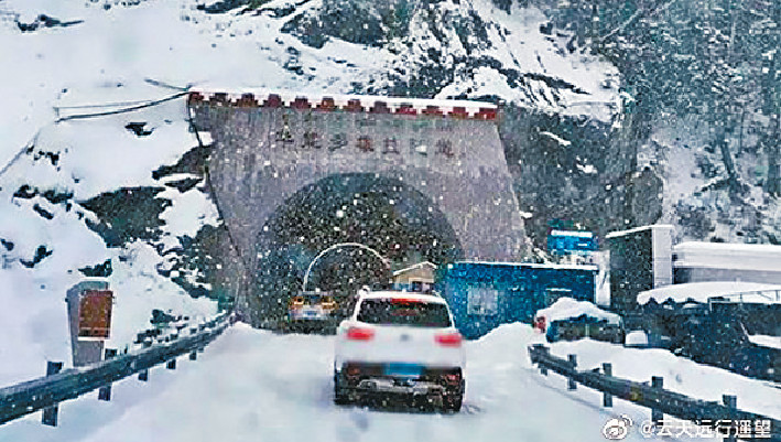 ■事發現場積雪很厚，看不到車輛，救援者只能憑車燈閃爍的地方判斷位置。
