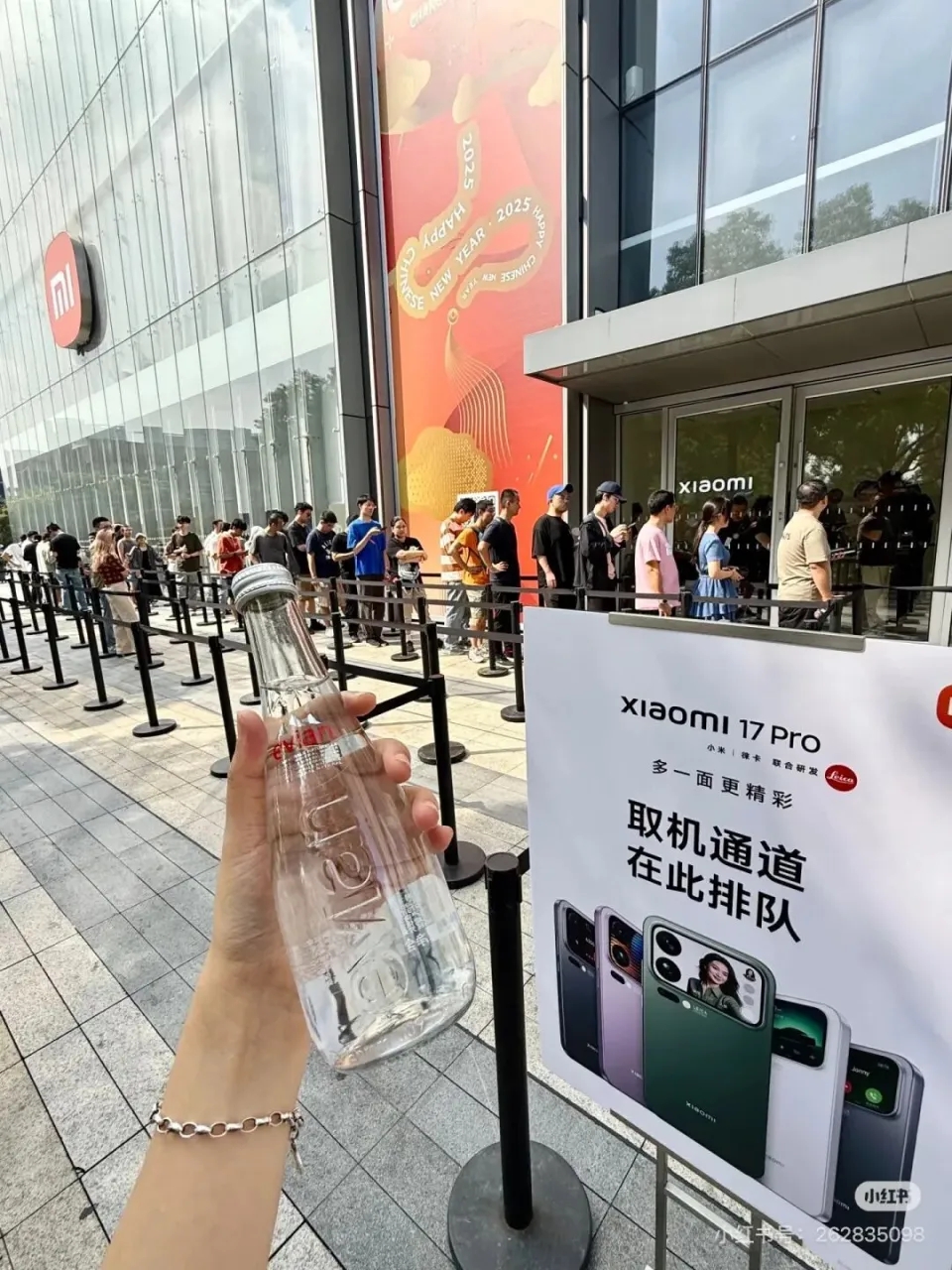 全國多地的小米之家門口排起長龍。