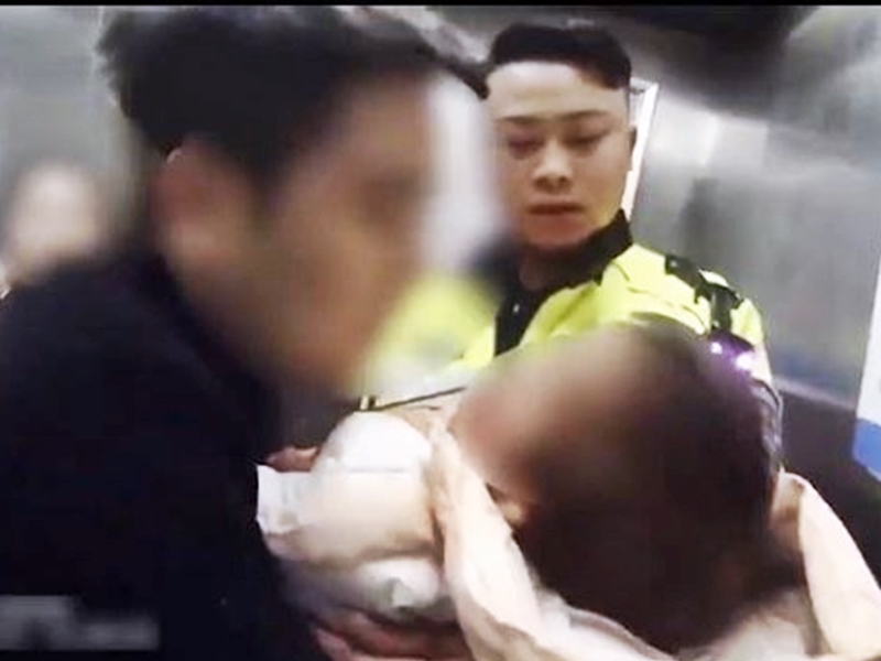 警員將女童抱在懷內，從門口一路送進急症室電梯。網圖