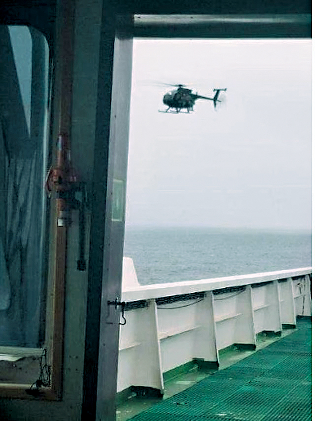 美國昨日在北大西洋扣押一艘俄羅斯油輪。 俄媒發布據稱是美國直升機在「水手」號附近盤旋的照片。 