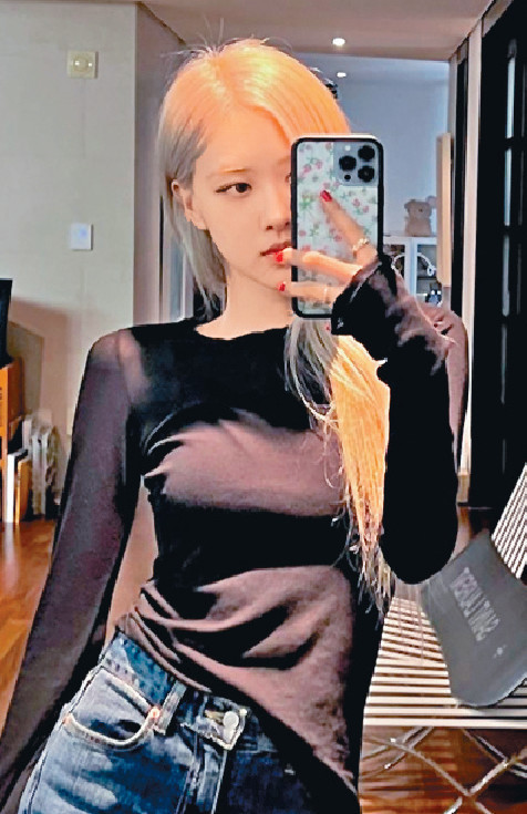 ■Rosé前晚深夜分享自拍照。