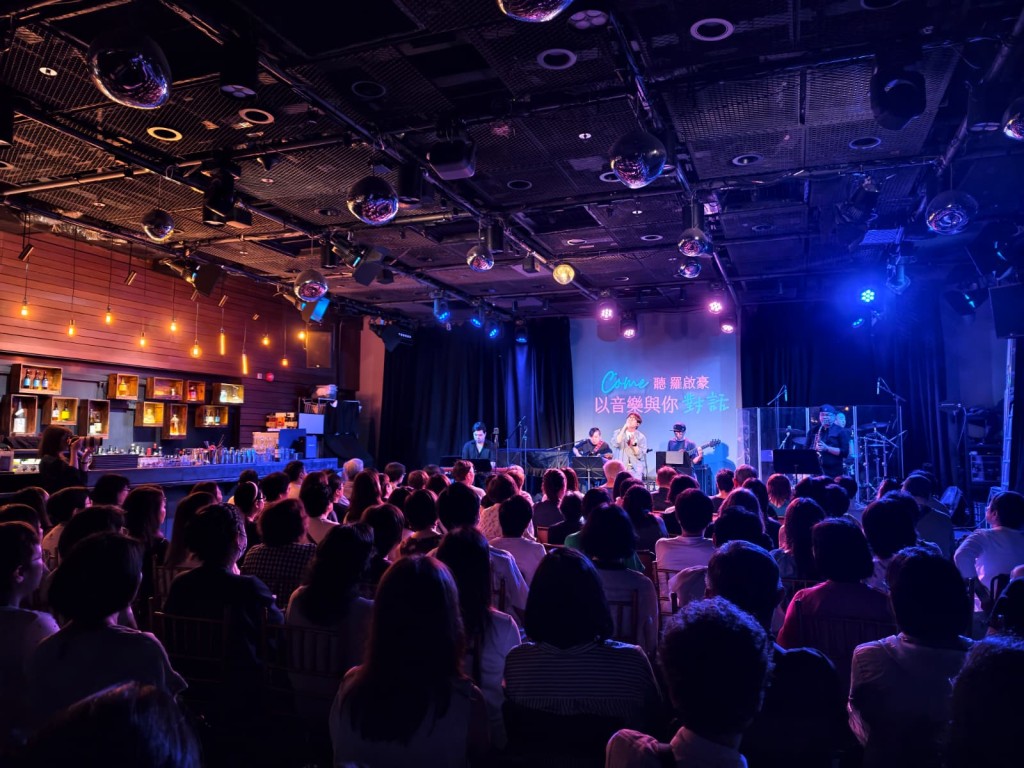 羅啟豪全新音樂企劃 《Come 聽羅啟豪-以音樂與你對話》 昨晚於西九文化區 Livehouse 舉行首場演出。 羅啟豪全新音樂企劃 《Come 聽羅啟豪-以音樂與你對話》 昨晚於西九文化區 Livehouse 舉行首場演出。