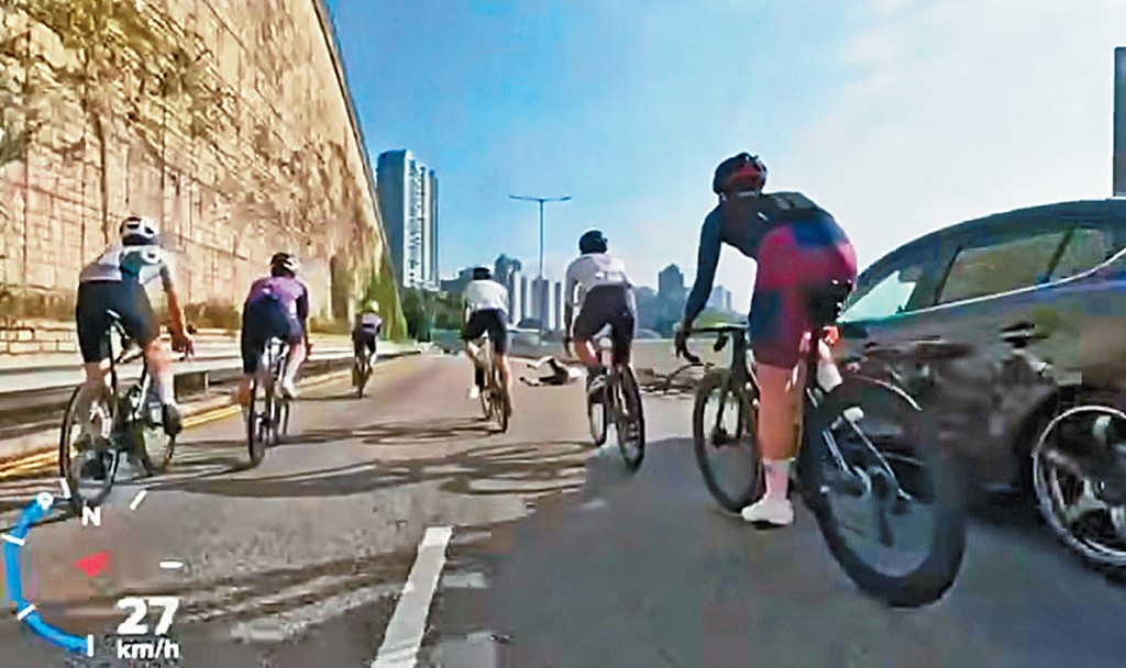 單車友人仰車翻，頓變「滾地葫蘆」。