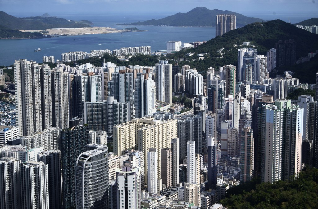 金管局總裁余偉文今早表示,美國聯儲局未來減息步伐仍存在不確定性,對香港的利息環境亦有影響,市民在置業、投資或借貸決定時一定要充分及管理好利率風險。 金管局總裁余偉文今早表示,美國聯儲局未來減息步伐仍存在不確定性,對香港的利息環境亦有影響,市民在置業、投資或借貸決定時一定要充分及管理好利率風險。