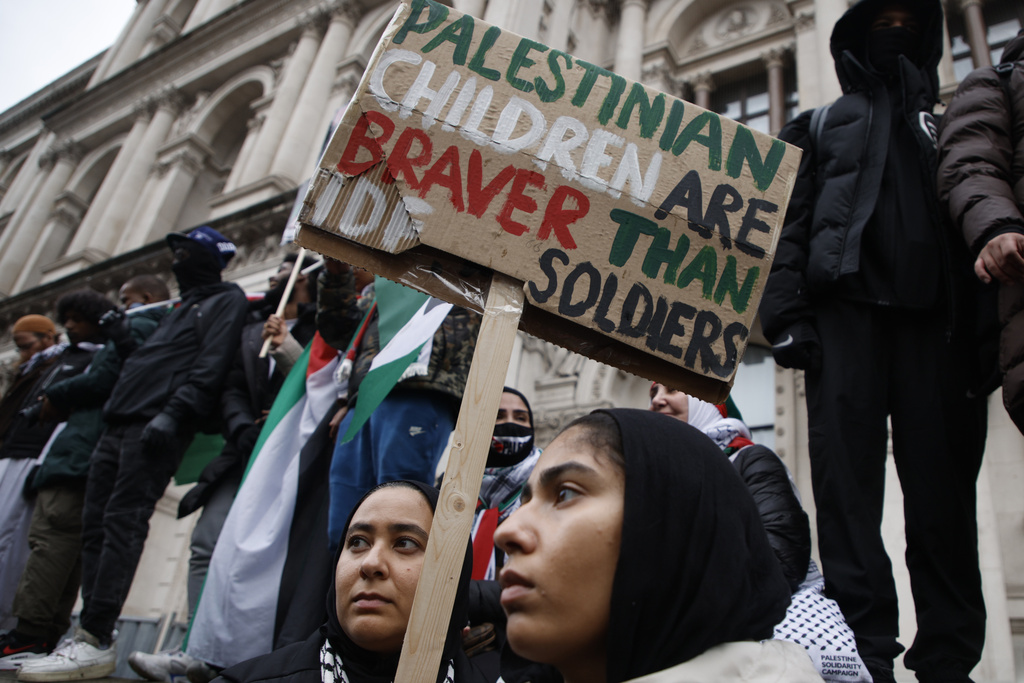 约10万人在伦敦游行持巴勒斯坦。美联社