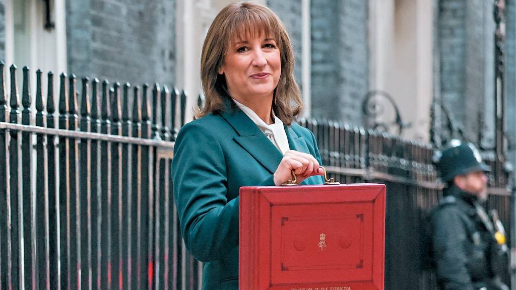 英國財相李韻晴昨日持着裝有預算案文件的紅色手提箱，離開唐寧街的辦公室。 路透社