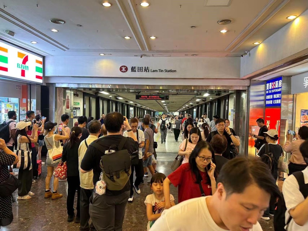 鄧家彪指當港鐵封站時,接駁巴士的登車位置混亂,市民無所適從。鄧家彪fb 鄧家彪指當港鐵封站時,接駁巴士的登車位置混亂,市民無所適從。鄧家彪fb