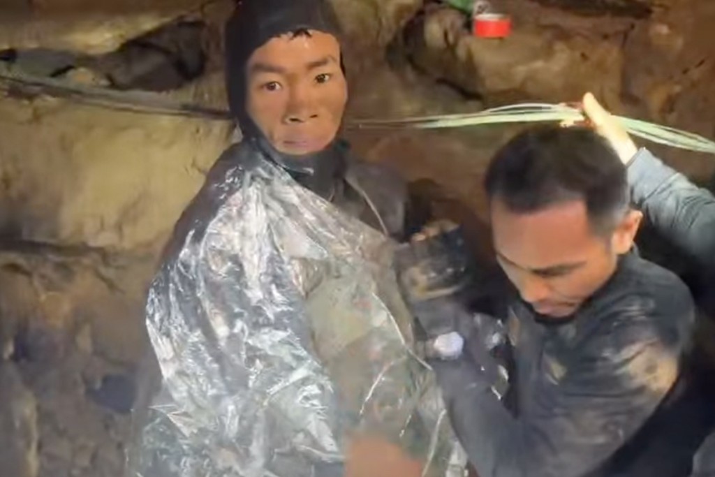 第一位被救出的村民(左)。美联社 第一位被救出的村民(左)。美联社