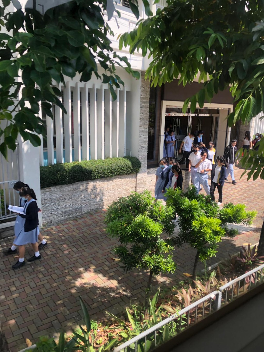 協和書院學生戴口罩外出用膳。