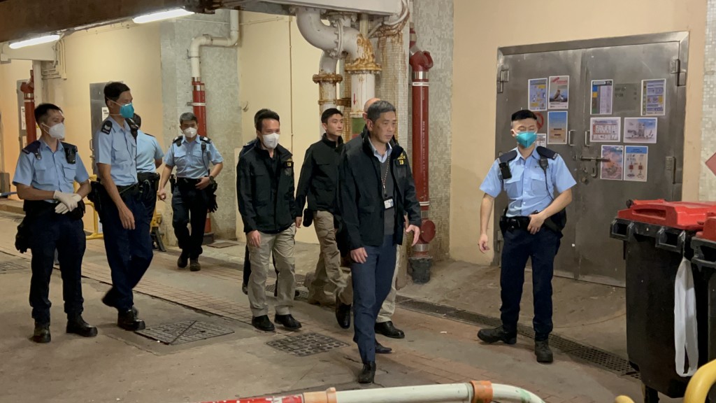 多名警察到場調查。 多名警察到場調查。