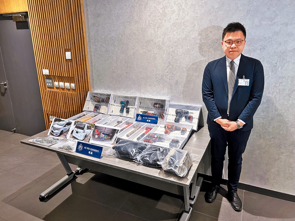 警方东九龙总区重案组第二队高级督察蔡定光讲述破案经过及展示案中证物。