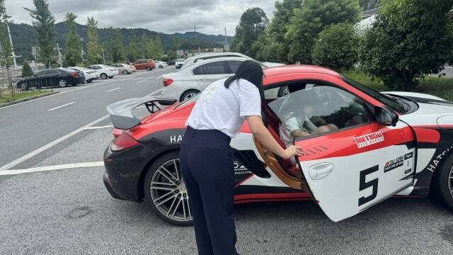 乘客坐順風車竟被留在車內。微博
