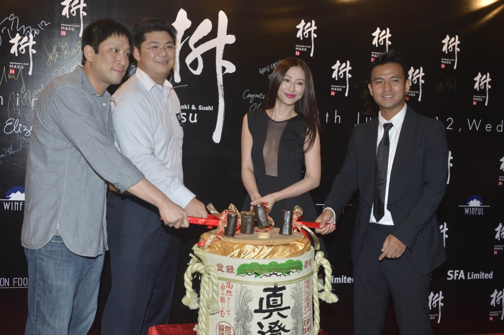 王秀琳（右二）曾与友人合资开设日本料理店。