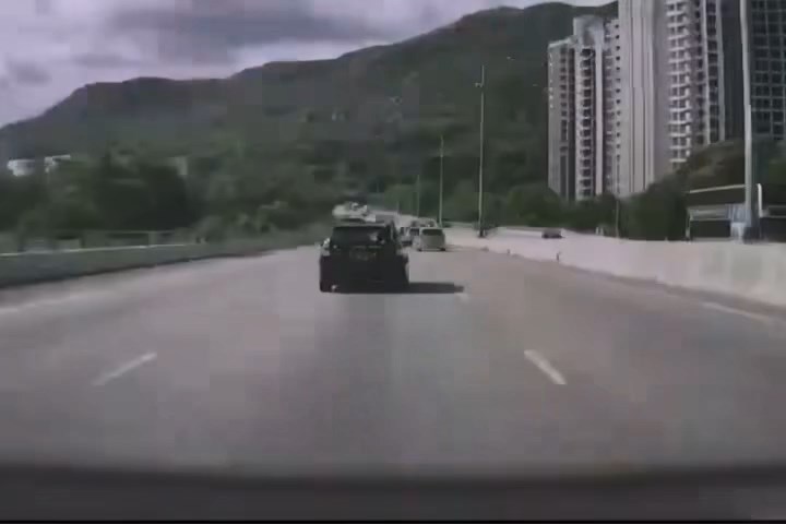 黃色私家車沿快線行駛，其間突然向左切線。網上片段截圖