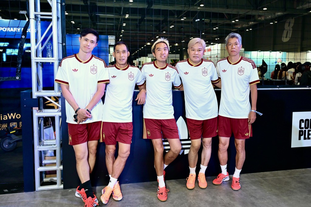 周日區偉倫（右二）、李建和（左二）等港足名宿現身Adidas在Complex Con舉辦的3人足球表演賽。攝影：魏國謙