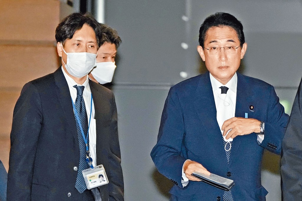 荒井勝喜(左)去年12月與首相岸田文雄攝於首相府。