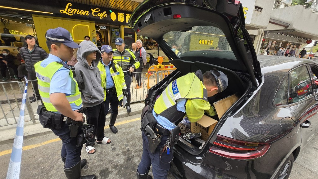 警方於葵涌禾葵里截獲一輛毒品快餐車。