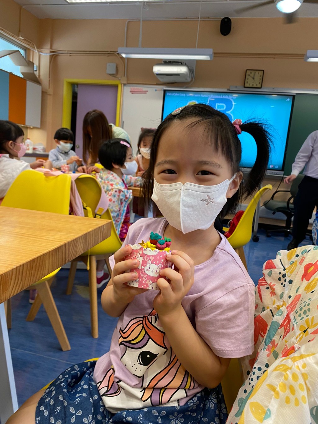 幼稚園學生在小學寓遊戲於學習，了解小學的教學環境。