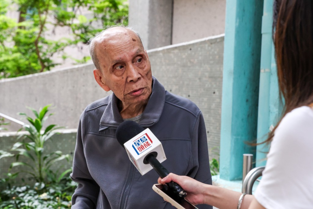 鳳德邨街坊鄭先生。 鳳德邨街坊鄭先生。