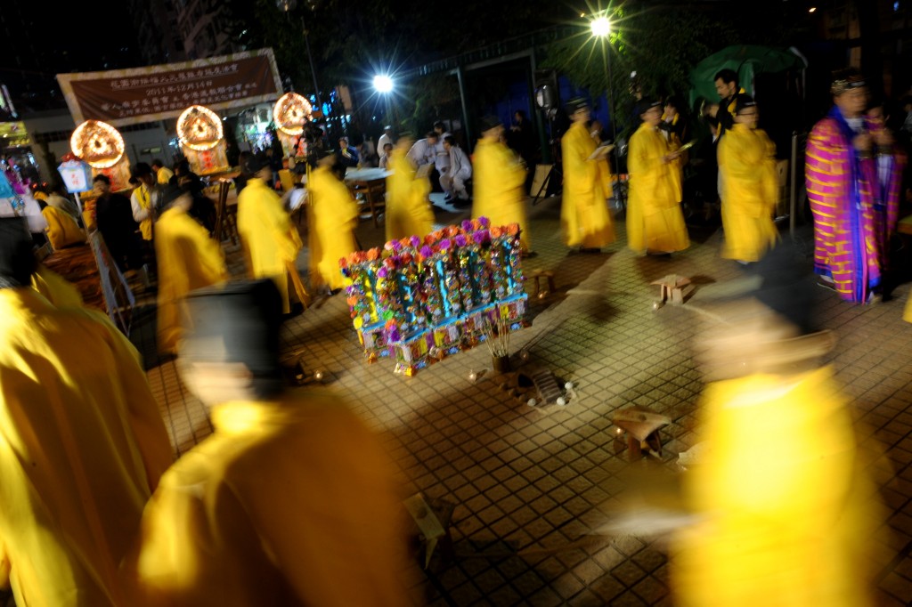 2011年法師在花園街附近公園進行「破地獄」法事。資料圖片