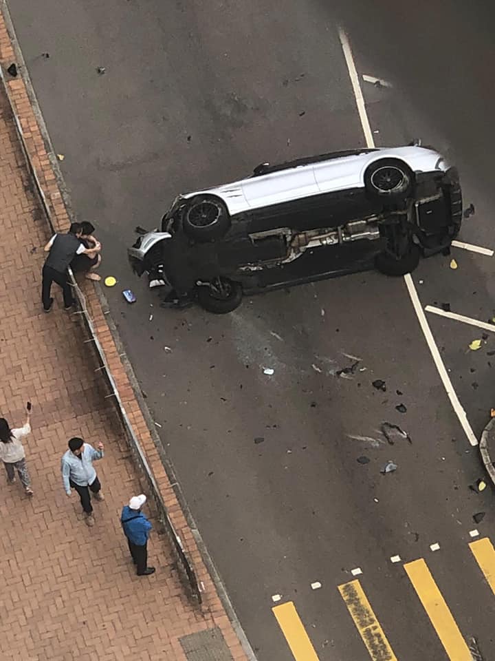 私家車翻側橫亘路中。圖：網民Ju Belli‎香港突發事故報料區