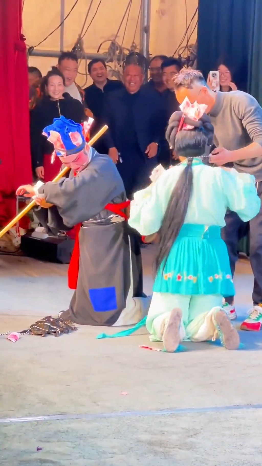 觀眾突然送上「牛蛙頸鍊」,嚇得男女演員不知所措。抖音@山海/愛了新疆 觀眾突然送上「牛蛙頸鍊」,嚇得男女演員不知所措。抖音@山海/愛了新疆