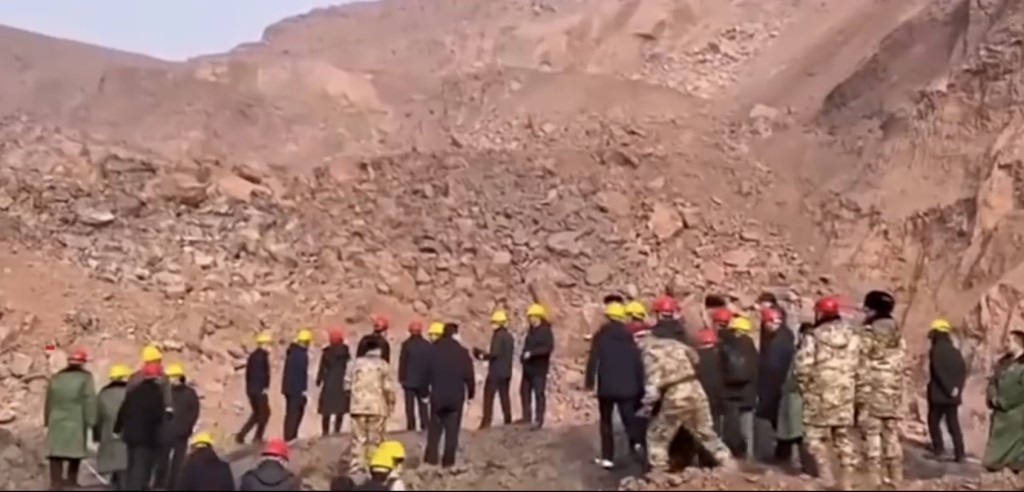 内蒙古阿拉善左旗新井煤业露天煤矿塌方救援现场。 网上图片