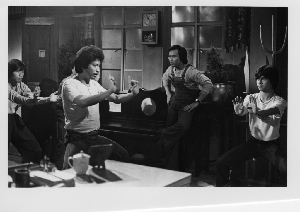 《他來自江湖》另一位主角吳孟達在1973年報讀無綫藝員訓練班入行，直至1990年離巢服務無綫27年，拍過多部劇集。