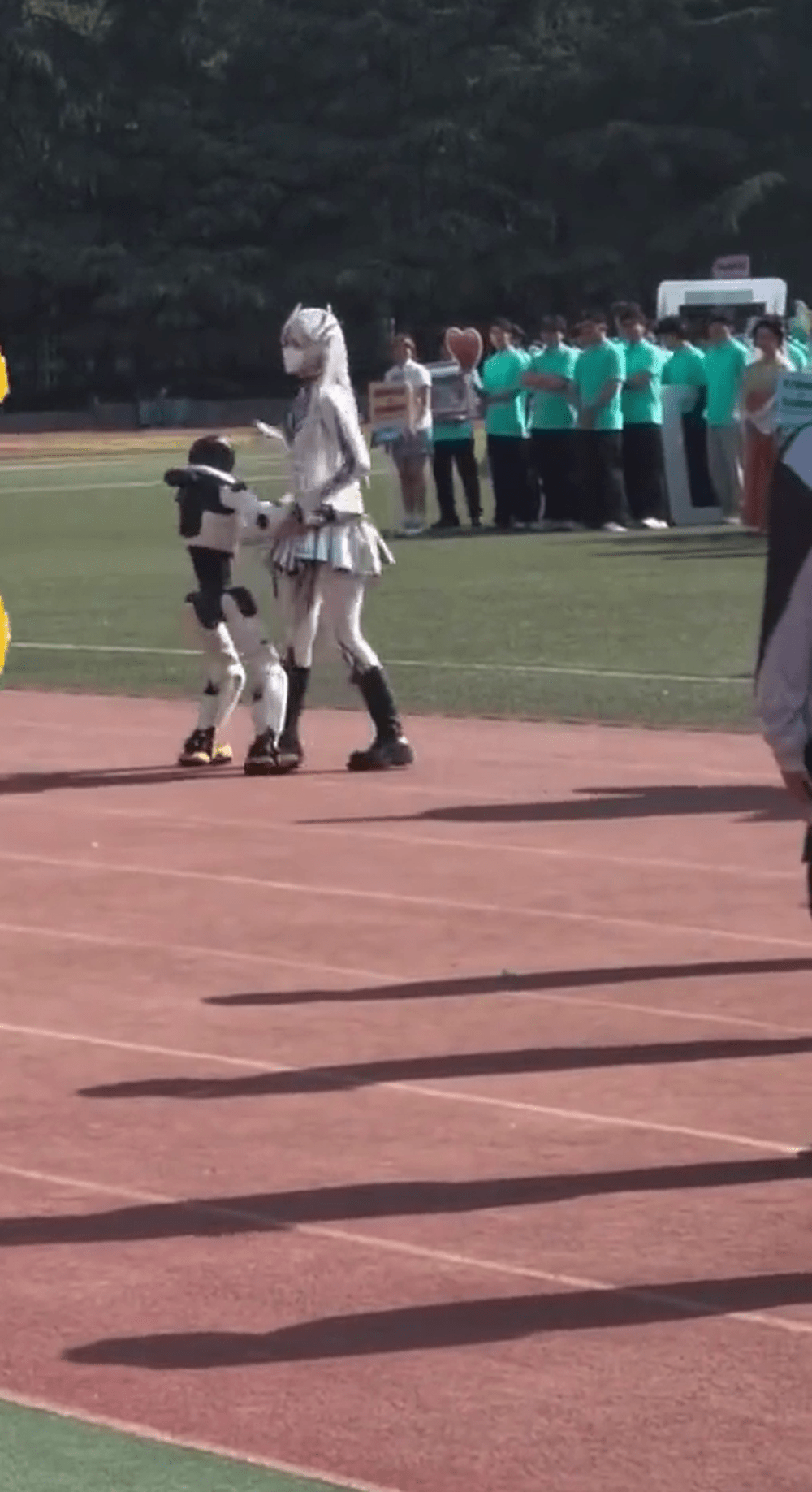 演變成女學生與機械人角力。