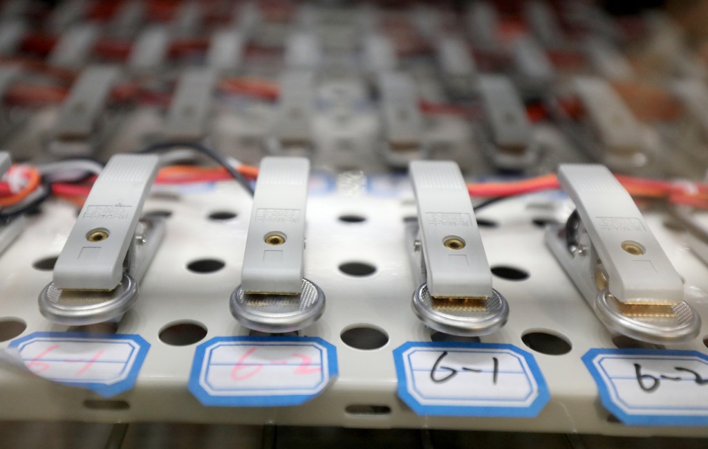 「富鋰層狀氧化物」（LLOs）被認為是鋰離子電池的「終極正極材料」。城大提供