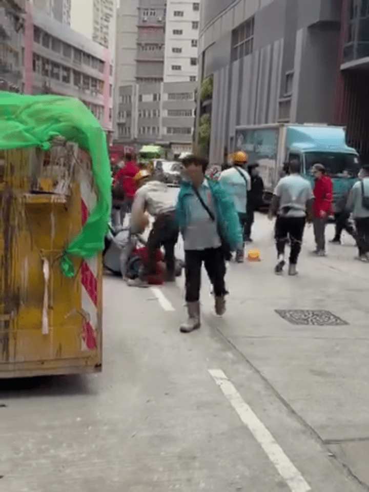 有人頭盔也被打落地。 有人頭盔也被打落地。