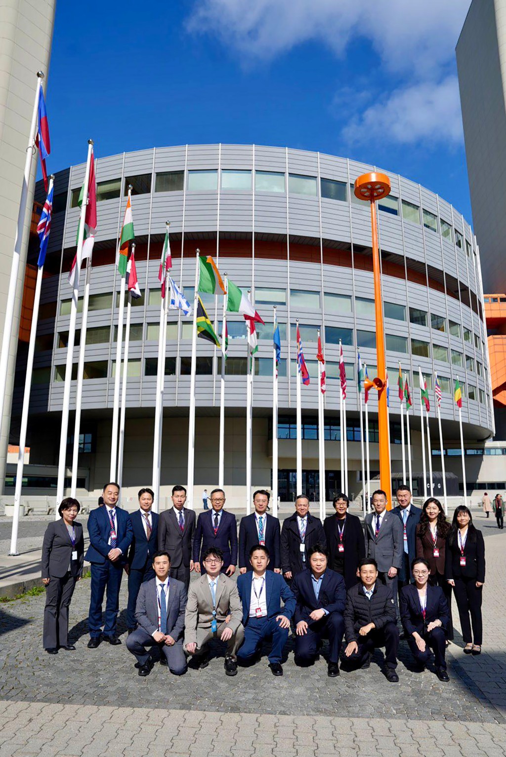 中华人民共和国公安部刑事侦查局副局长朱磊（后排左六）、警务处处长周一鸣（后排右六）、澳门司法警察局局长薛仲明（后排左五）、警务处助理处长（刑事）钟咏敏（后排右五）、商业罪案调查科总警司黄震宇（后排右四）和其他代表团成员合照。