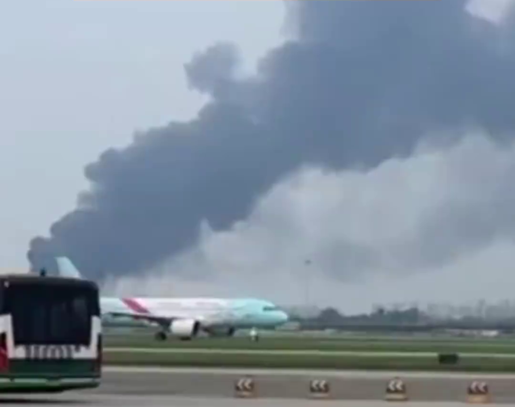 網傳圖片顯示,廣州白雲國際機場外圍不遠處,冒起了滾滾濃煙。 網傳圖片顯示,廣州白雲國際機場外圍不遠處,冒起了滾滾濃煙。