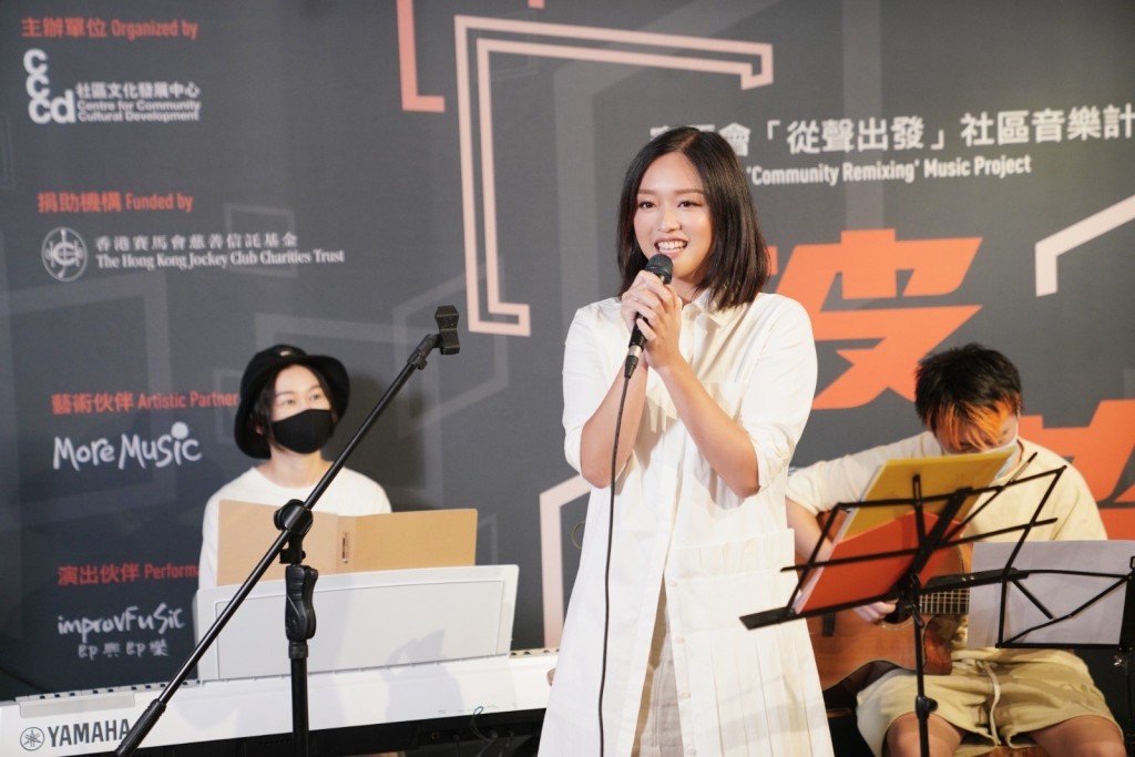 唱《月亮代表我的心》打頭陣。