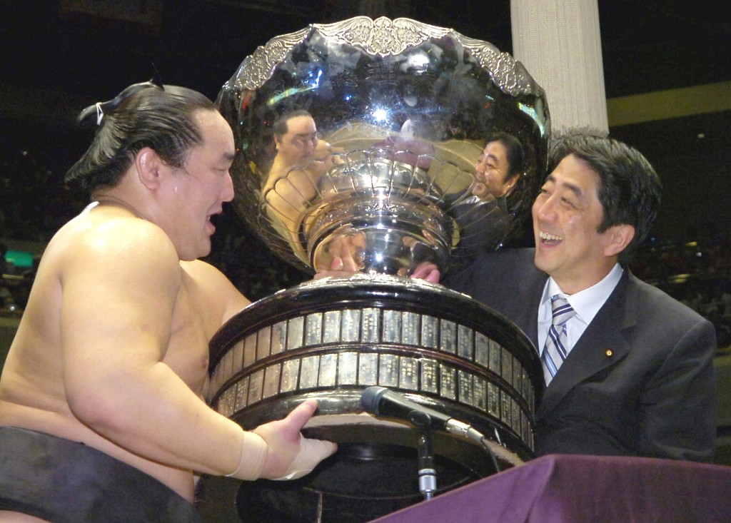 2006年前日本首相安倍晉三為冠軍力士頒獎。美聯社 2006年前日本首相安倍晉三為冠軍力士頒獎。美聯社