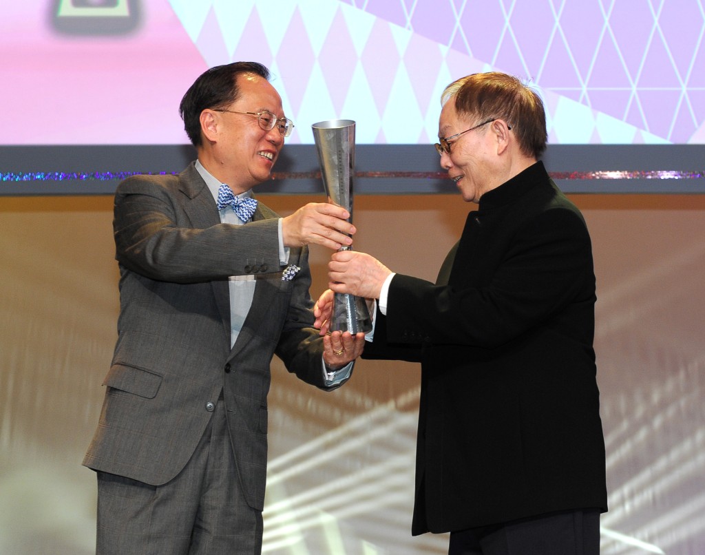 2010年曾荫权颁发「终身成就奖」予顾嘉辉。